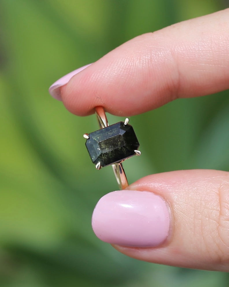 Unique Emerald Cut Ludwigite Peridot Ring, 4 claw, 9ct Yellow Gold, size O or 7.25, 2.87g