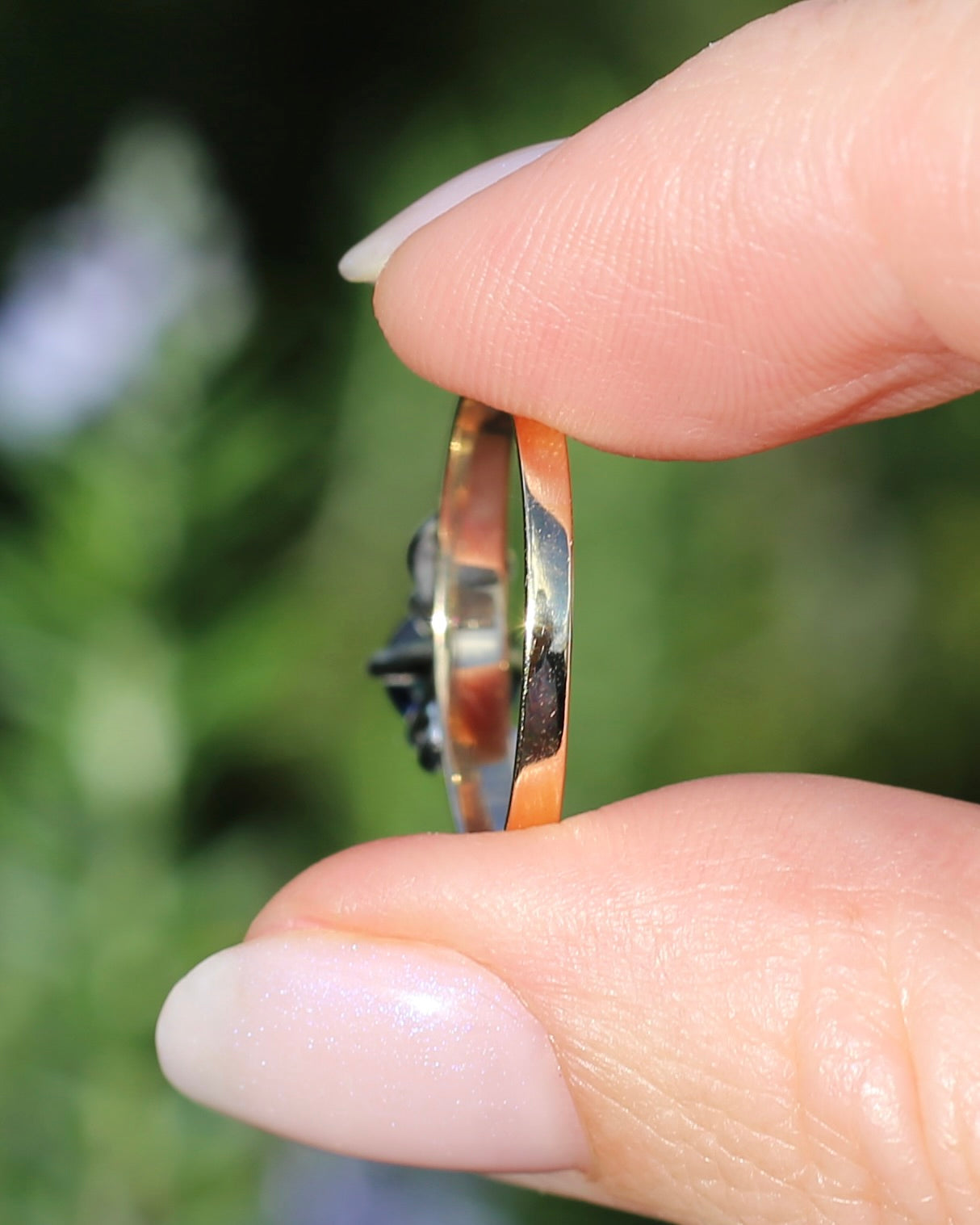 1ct Dark Blue Natural Sapphire with White Side Stones, 9ct Yellow and White Gold, size 9 or S, 2.23g