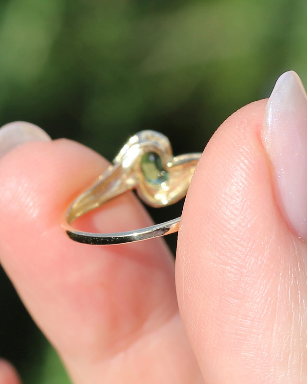 0.6ct Oval Green Australian Sapphire Ring, 10ct Yellow Gold, size N or 6.75, 1.56g