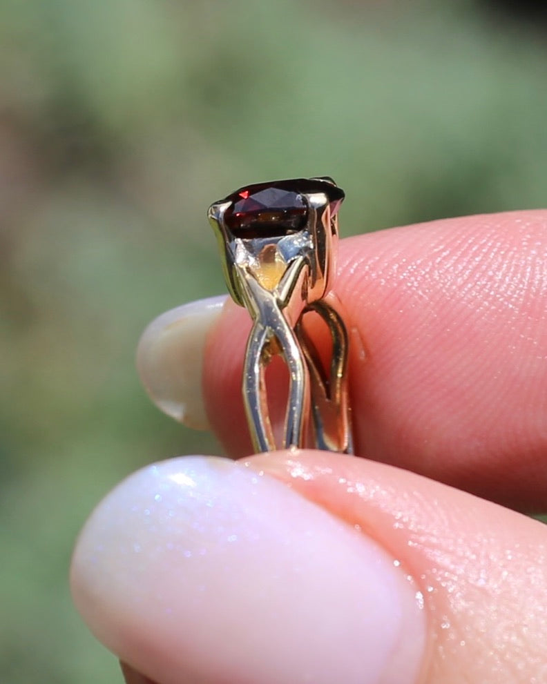 1.35ct Cushion Cut Deep Red Natural Spinel, 18ct Yellow Gold, size M1/2 or just under 6.5, 3.75g