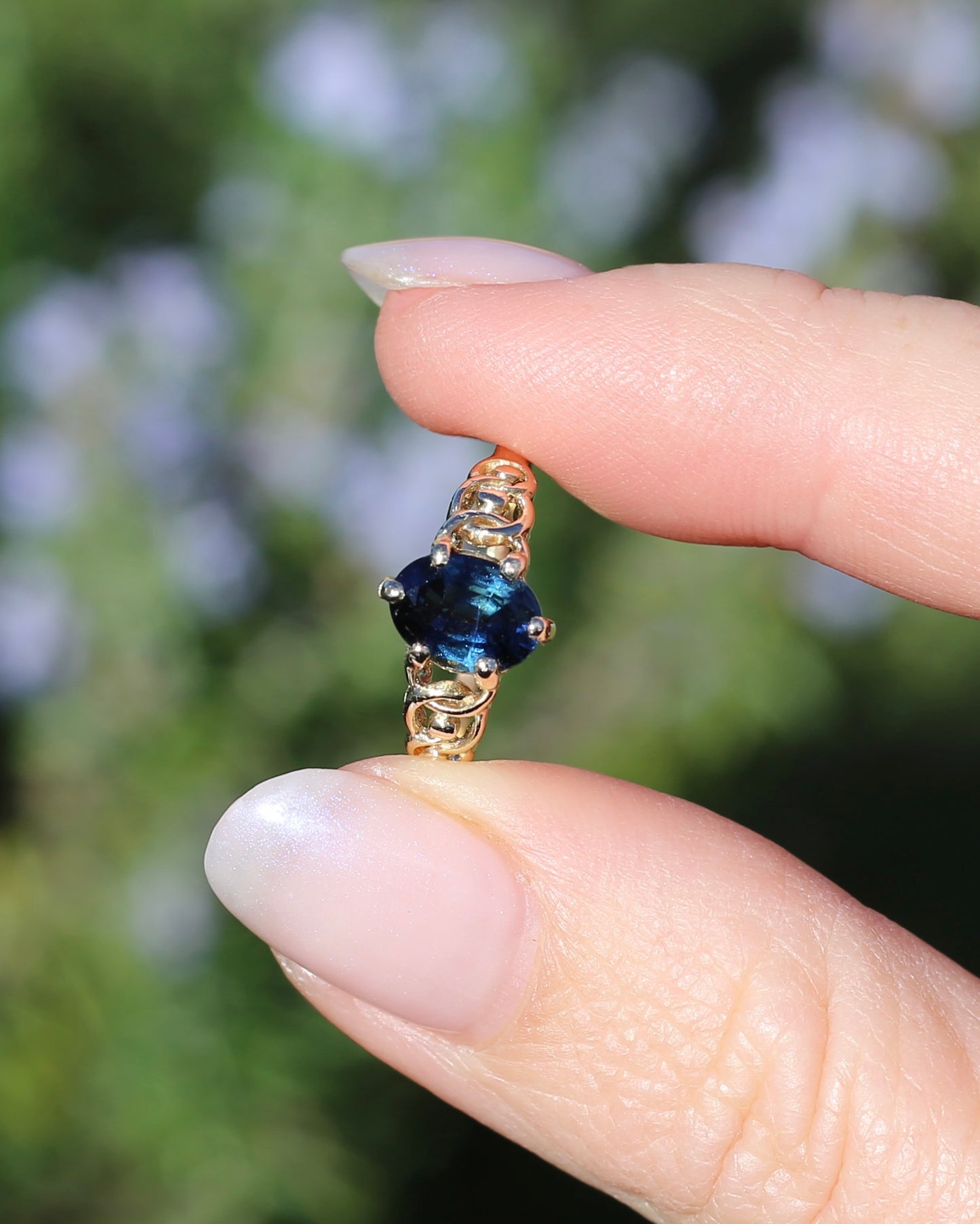 1.5ct Natural Australian Sapphire in 6 Claw Set Ring with Rope Detail Shoulders, 9ct Yellow Gold, size 8 or Q, 1.79g
