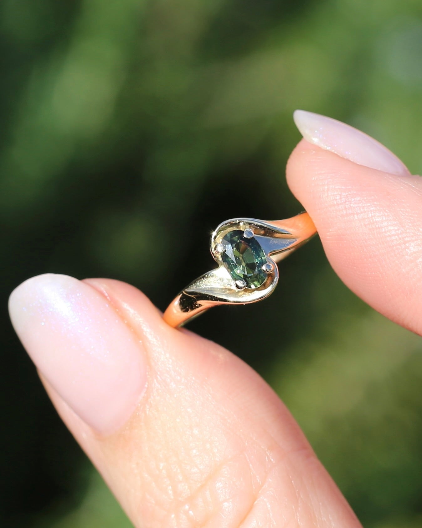 0.6ct Oval Green Australian Sapphire Ring, 10ct Yellow Gold, size N or 6.75, 1.56g