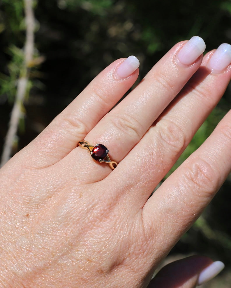 1.35ct Cushion Cut Deep Red Natural Spinel, 18ct Yellow Gold, size M1/2 or just under 6.5, 3.75g