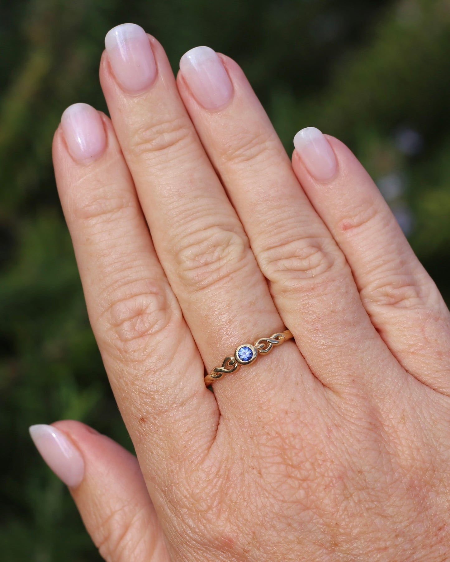 Bezel Set Bright Blue Sapphire Ring with Twisted Rope Shoulder Details, size 9.5 or just over S1/2, 1.76g