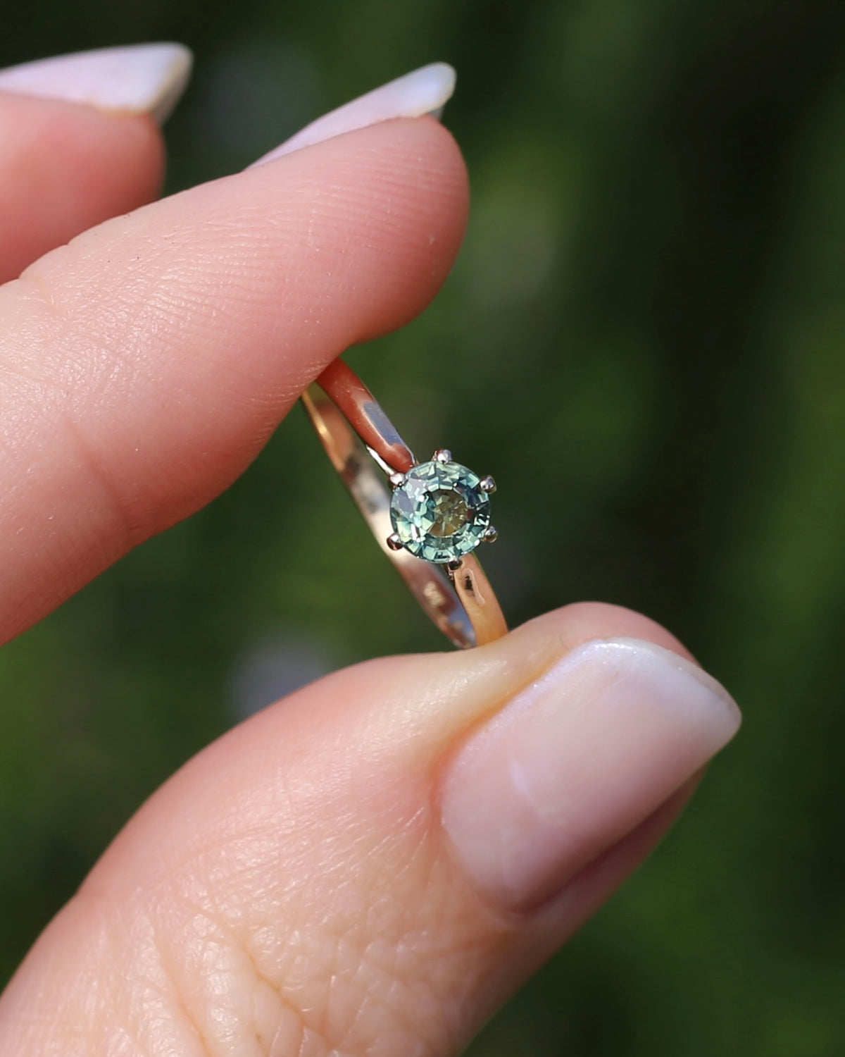 0.75ct Seafoam Parti Sapphire Solitaire, 9ct Yellow Gold, size M1/2 or just over 6.25, 1.24g