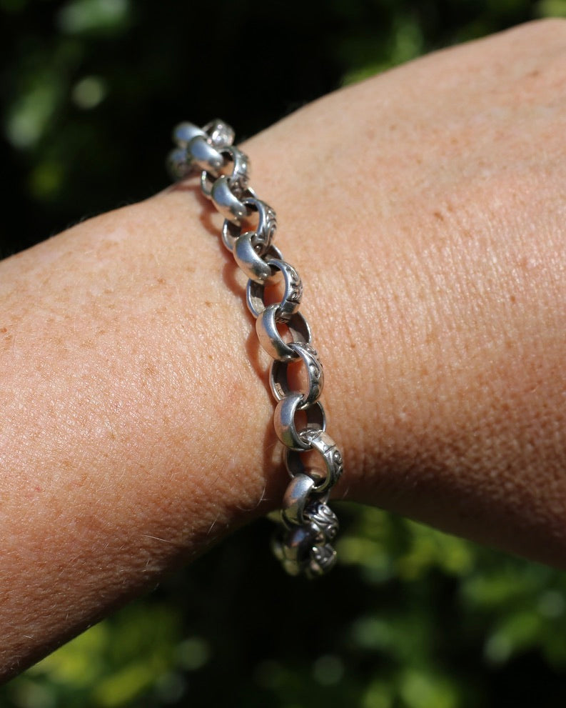 Alternating Plain and Patterened Belcher Bracelet with Filigree Heart Padlock, 19.2g