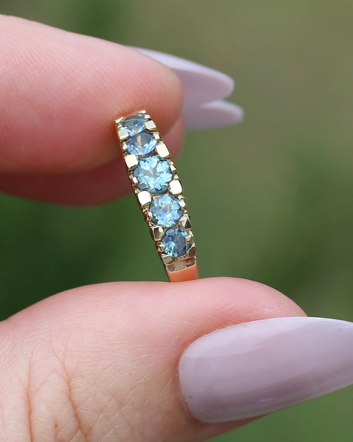 1.15ct Blue and Yellow Parti Sapphire Five Stone Ring in Angular Settings, 9ct Yellow Gold, size O or 7.25, 2.78g