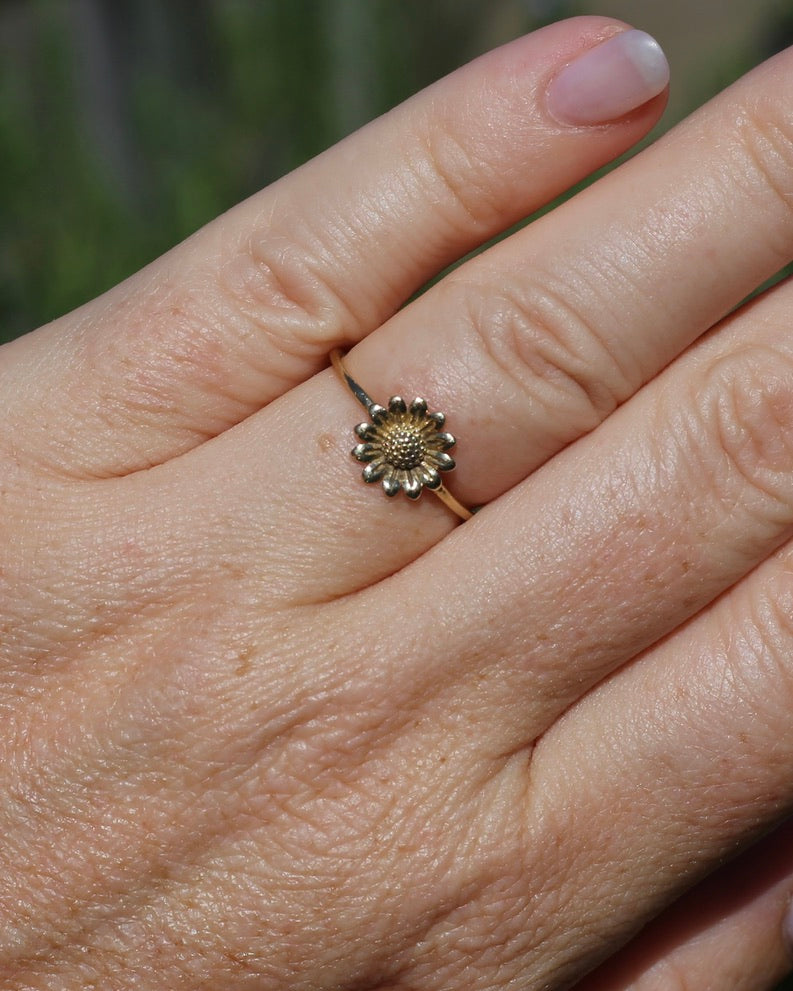Dainty Sunflower Ring in 9ct Yellow Gold, size N1/2 or 7, 1.04g