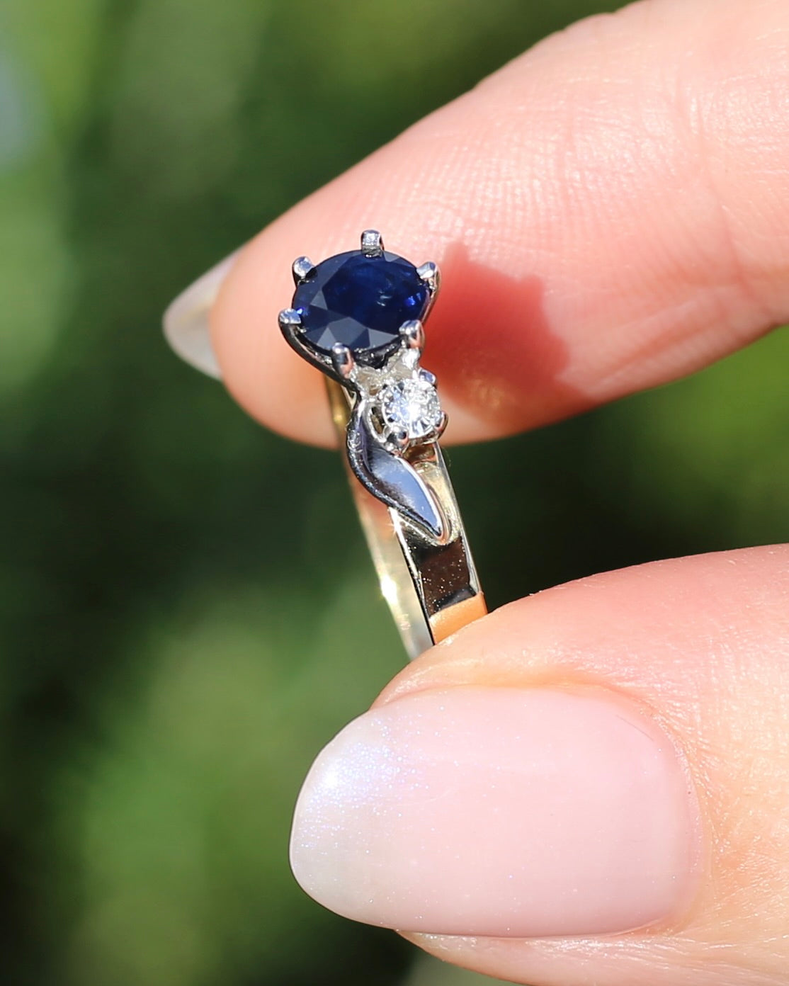1ct Dark Blue Natural Sapphire with White Side Stones, 9ct Yellow and White Gold, size 9 or S, 2.23g