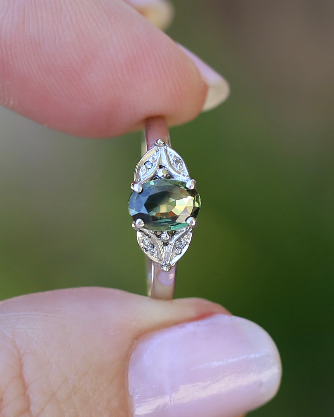 0.8ct Parti Sapphire and Single Cut Diamond Ring, 9ct White Gold, size N or just over 6.5, 2.00g