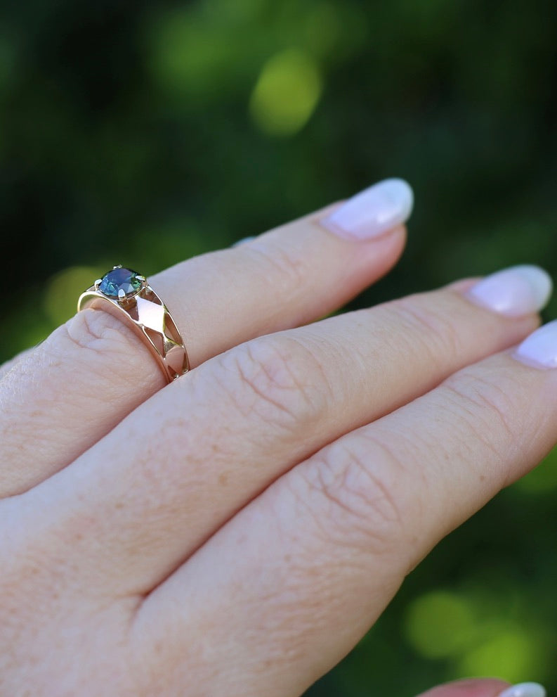 1ct Natural Teal Australian Sapphire in Hand Carved 14ct Rosey Gold Ring, size M or 6.25, 3.14g