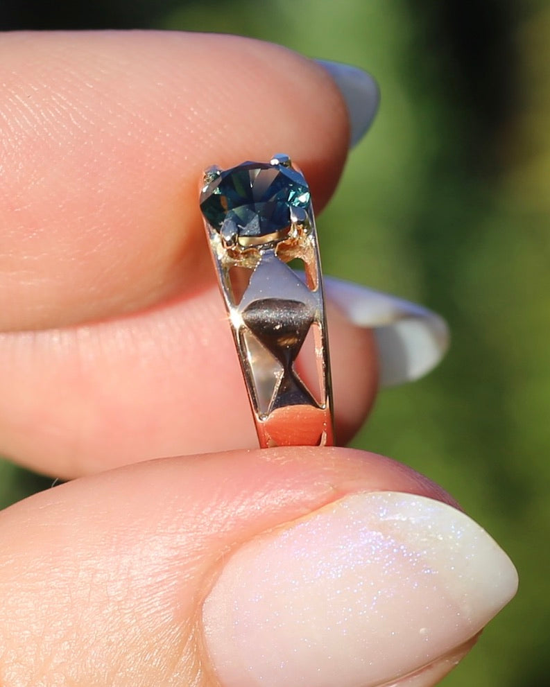 1ct Natural Teal Australian Sapphire in Hand Carved 14ct Rosey Gold Ring, size M or 6.25, 3.14g