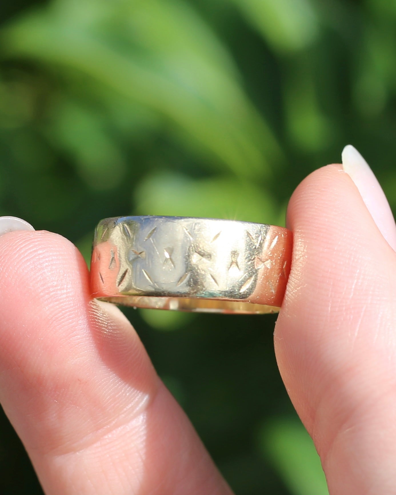 1977 London Made Wide Band with Diamond Cut Pattern, 9ct Yellow Gold, size W or 11 (fits more like a U-U1/2 due to width, 4.75g
