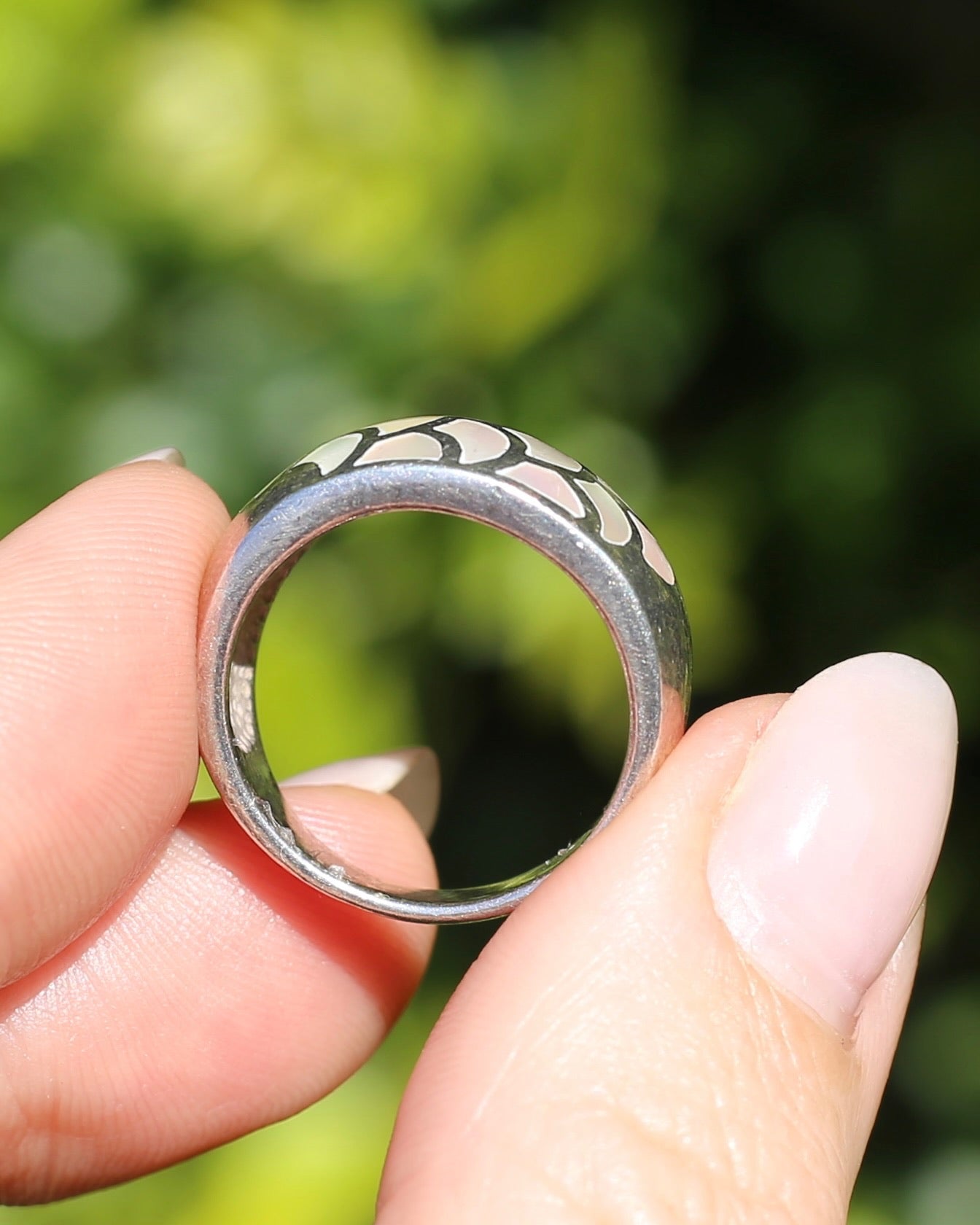 Mother of Pearl Inlaid Mermaid Scale Silver Ring, 8.8g, size P1/2 or 7.75