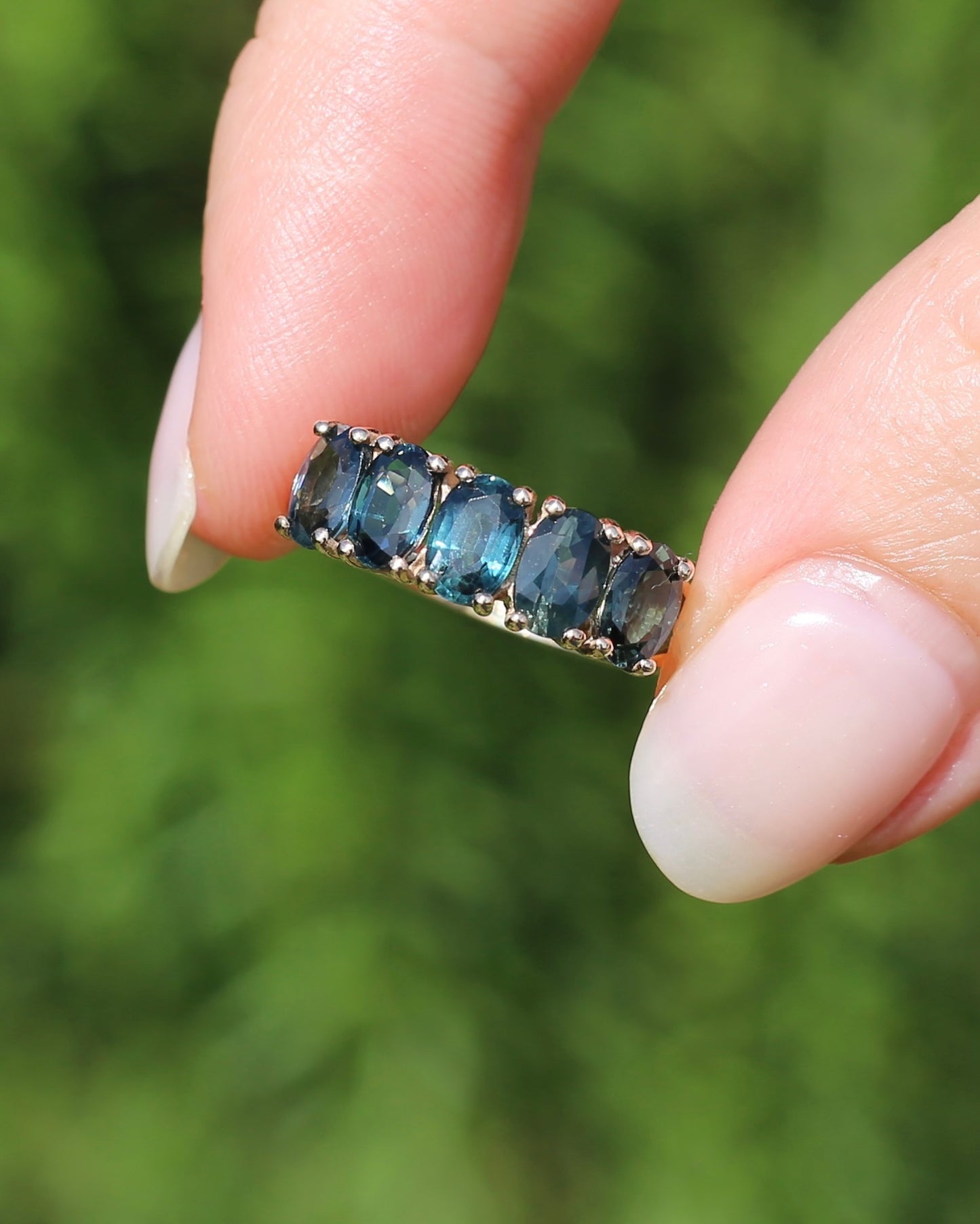 Vintage 3.25ct Five Stone Parti Sapphire Ring, 9ct Yellow Gold, size O1/2 or 7.5 with valuation, 3.05g