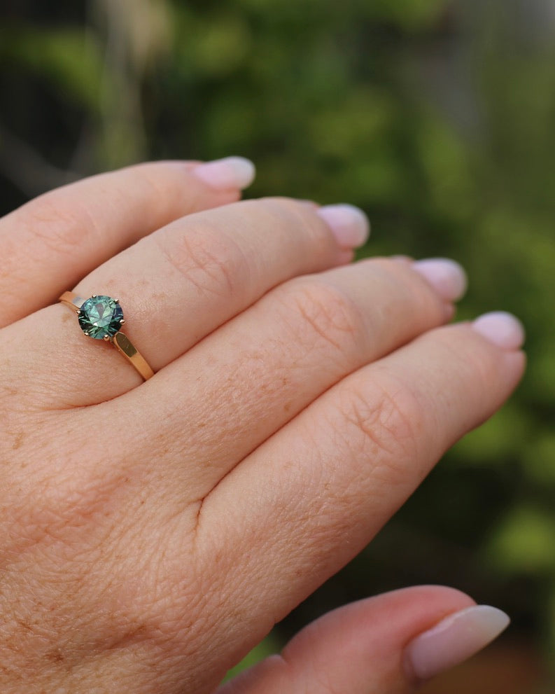 1.36ct Teal Parti Sapphire in Vintage 6 Claw 14ct Yellow Gold Ring, size O or 7.25, 1.96g, with valuation