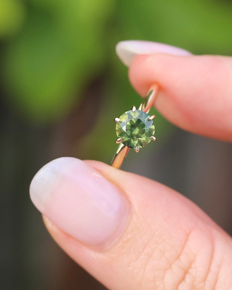 1.38ct Deep Yellowish Green Sapphire 6 Claw Ring, 14ct Yellow Gold, size 7 or just under O, 1.62g, with valuation