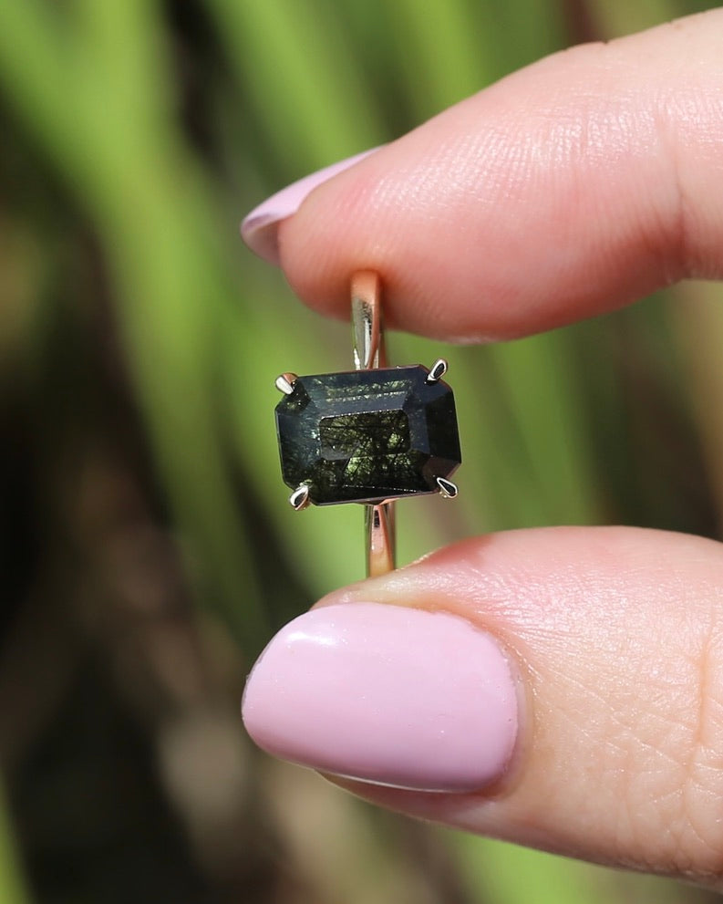 Unique Emerald Cut Ludwigite Peridot Ring, 4 claw, 9ct Yellow Gold, size O or 7.25, 2.87g