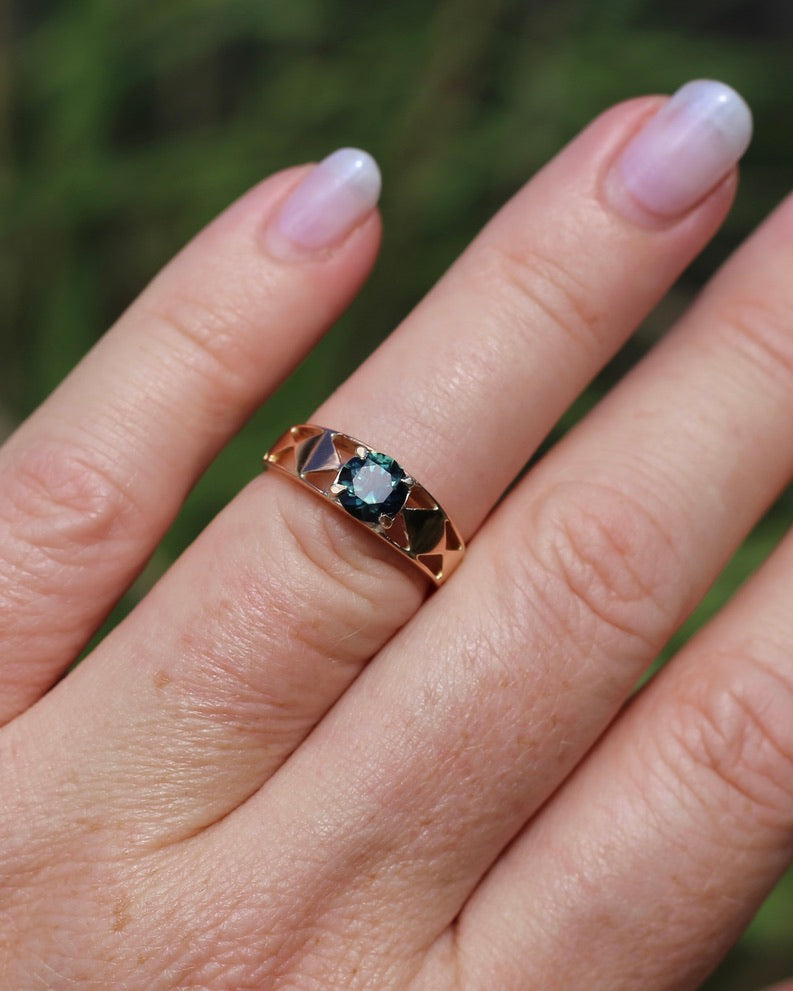 1ct Natural Teal Australian Sapphire in Hand Carved 14ct Rosey Gold Ring, size M or 6.25, 3.14g