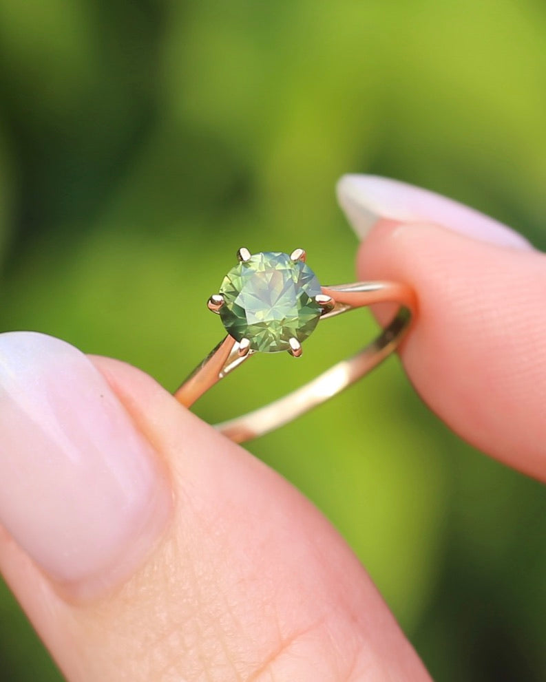 1.38ct Deep Yellowish Green Sapphire 6 Claw Ring, 14ct Yellow Gold, size 7 or just under O, 1.62g, with valuation
