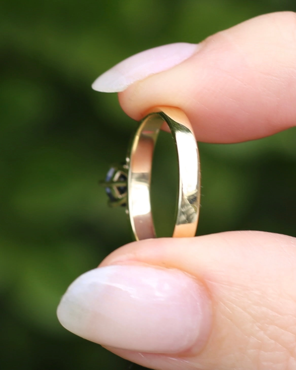 East African 0.8ct Natural Untreated Navy Blue Spinel in Vintage 9ct Yellow Gold Ring, size