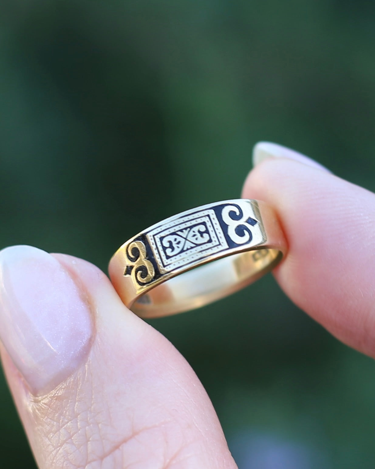 Antique Early Australian J. M. Wendt Enamel Set Band, 18ct Yellow Gold, size N or just over 6.5 (fits more like an M-M1/2 due to width)