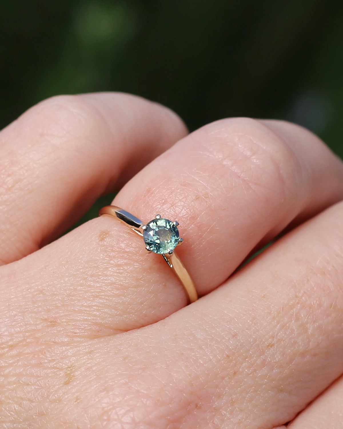 0.75ct Seafoam Parti Sapphire Solitaire, 9ct Yellow Gold, size M1/2 or just over 6.25, 1.24g