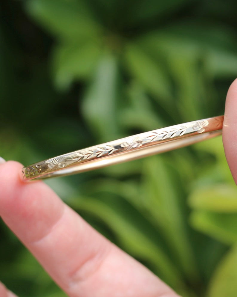 Decorative Engraved Oval 9ct Coil Bangle with Safety Clasp, British Made, 9ct Yellow Gold,4.41g