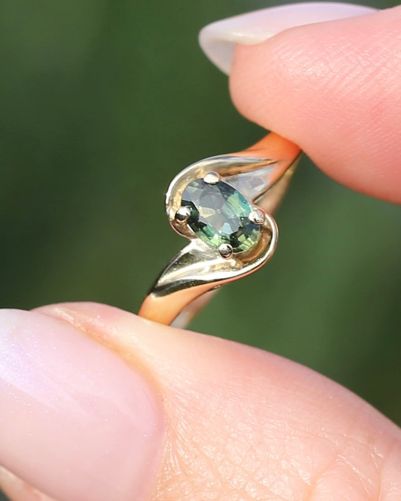 0.6ct Oval Green Australian Sapphire Ring, 10ct Yellow Gold, size N or 6.75, 1.56g