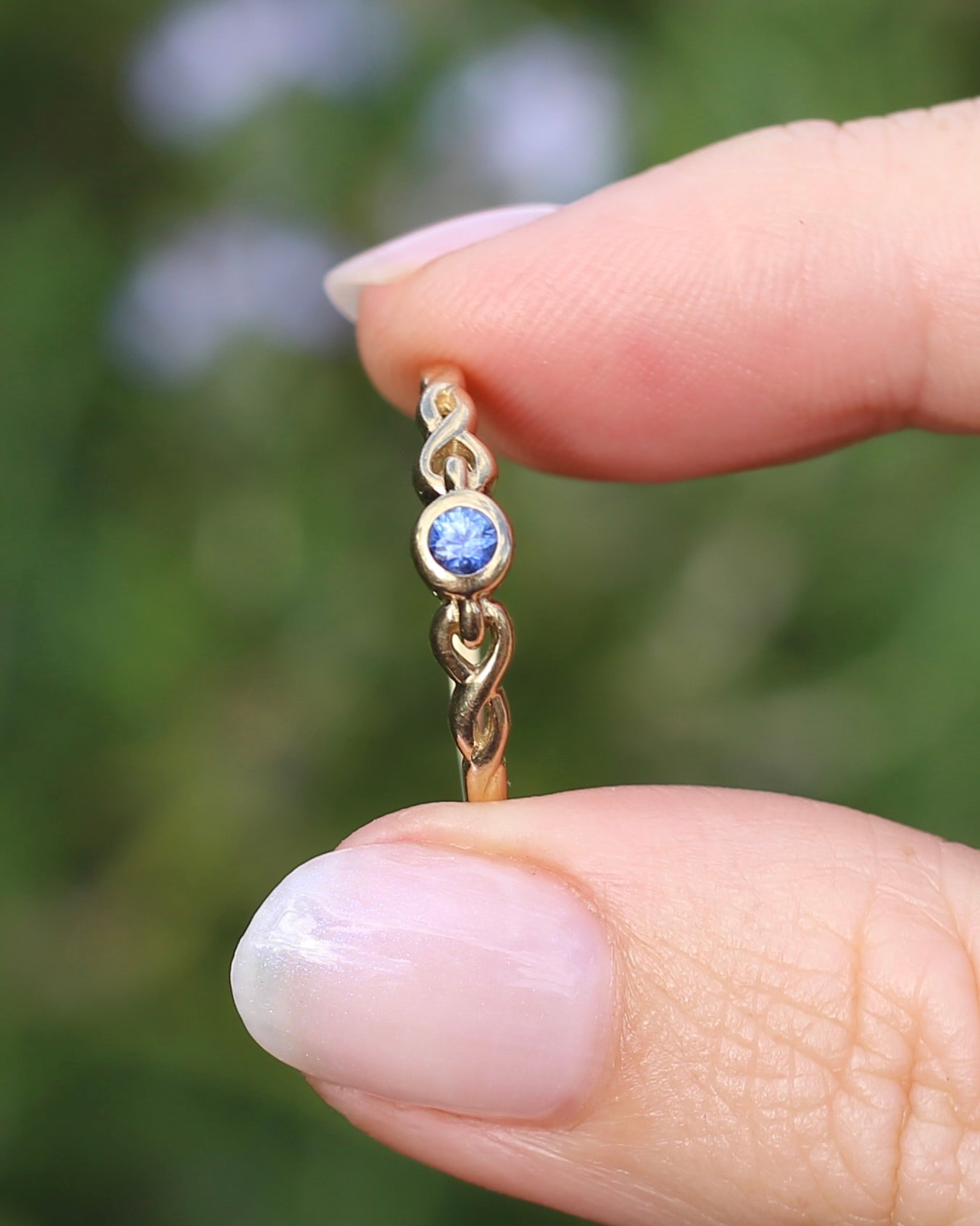 Bezel Set Bright Blue Sapphire Ring with Twisted Rope Shoulder Details, size 9.5 or just over S1/2, 1.76g
