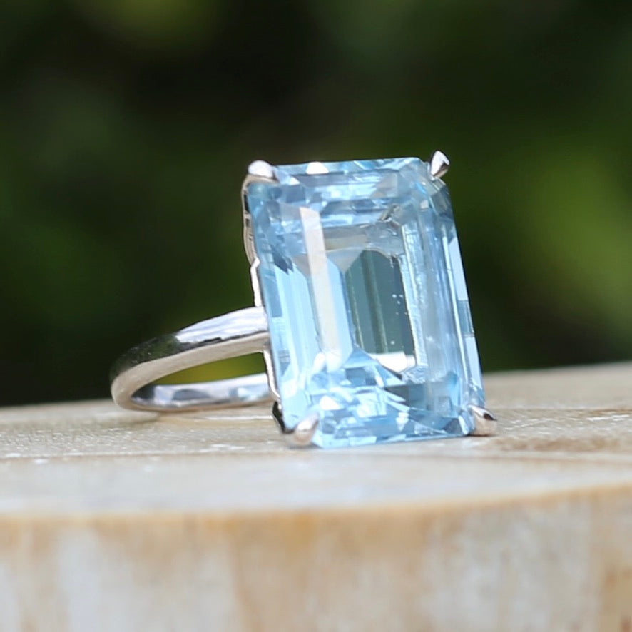 Stunning 15.41ct Emerald Cut Blue Topaz in 14ct White Gold Ring, size L or 5.5