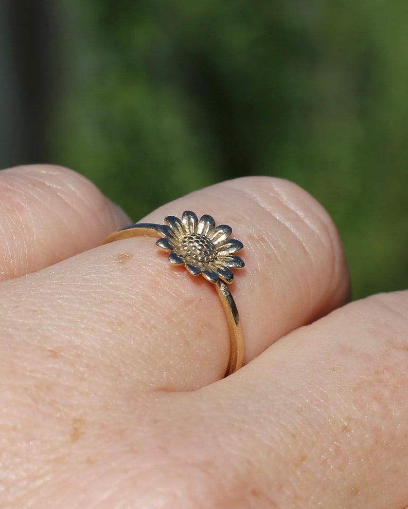 Dainty Sunflower Ring in 9ct Yellow Gold, size N1/2 or 7, 1.04g