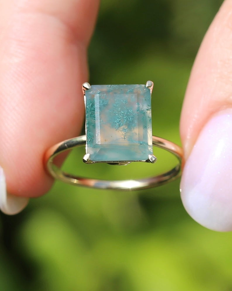 3.7ct Emerald Cut Moss Agate Ring, 9ct Yellow Gold, size Q1/2 or 8.25, 3.0g