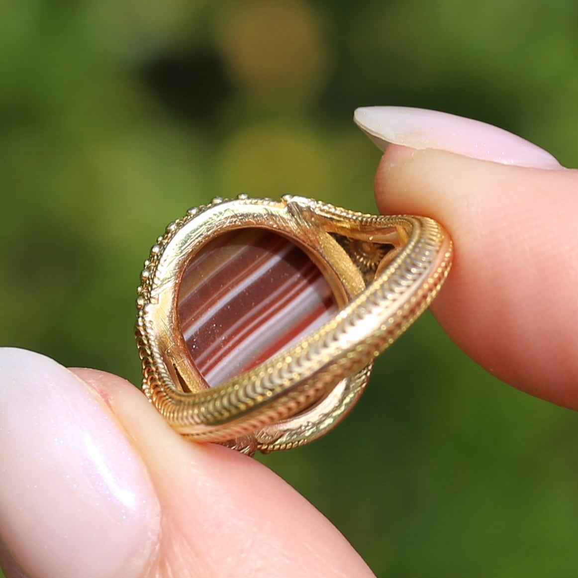 Mid Century Banded Agate in the Elaborate Scroll Detailed Floral Ring, 14ct Yellow Gold, size K1/2 or just under 5.5