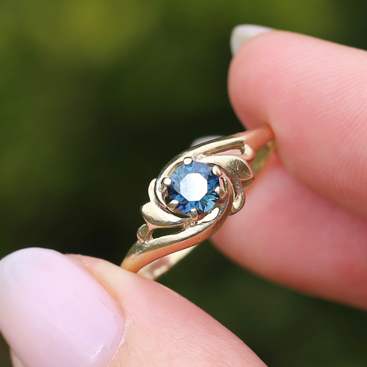 Peacock Parti Sapphire Ring, 9ct Yellow Gold, size 10 or U