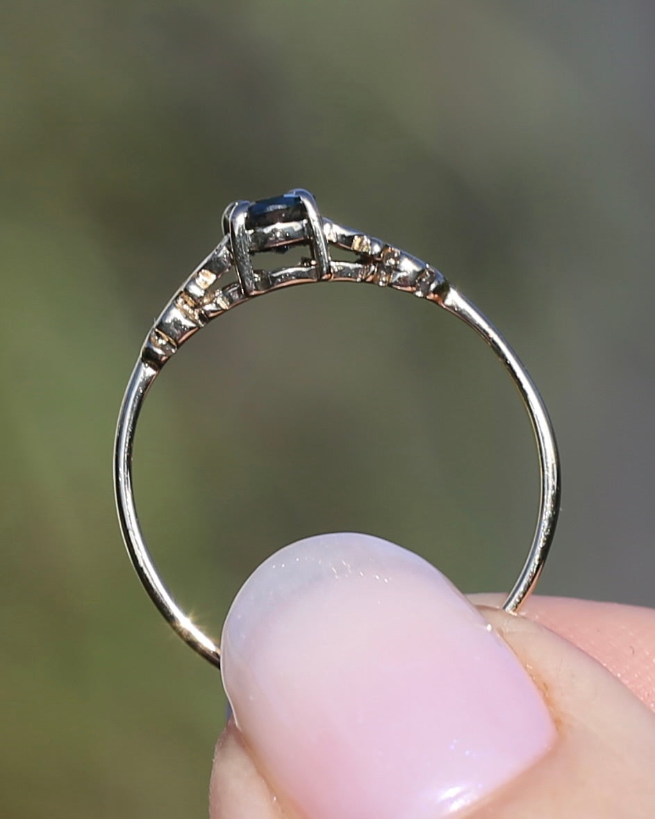0.5ct Natural Green Parti Sapphire with Diamond Set Heart & Leaf Shoulders, 9ct Yellow Gold, size O1/2 or 7.5, 1.44g