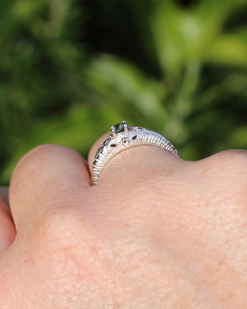 0.4ct Parti Sapphire Solitaire, Silver Filigree Ring, size N1/2 or 7, 2.6g
