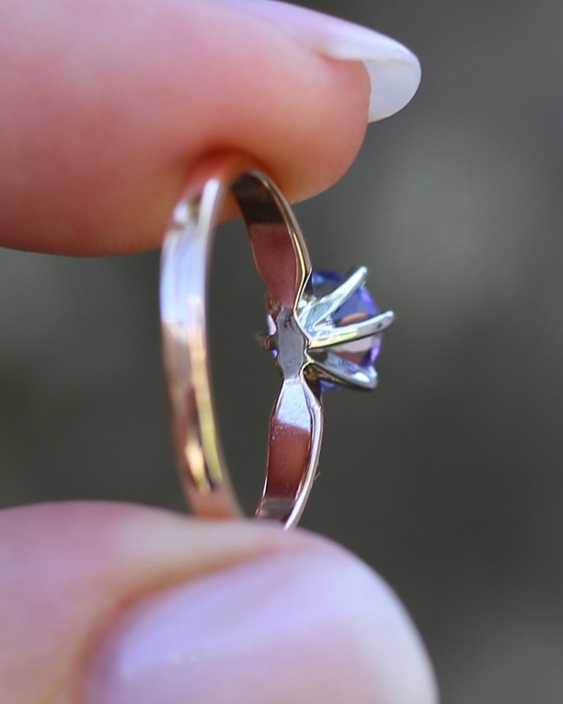 1ct Natural Tanzanite 6 Claw Ring, 10ct Rose and White Gold, size N1/2 or just under 7, 2.49g