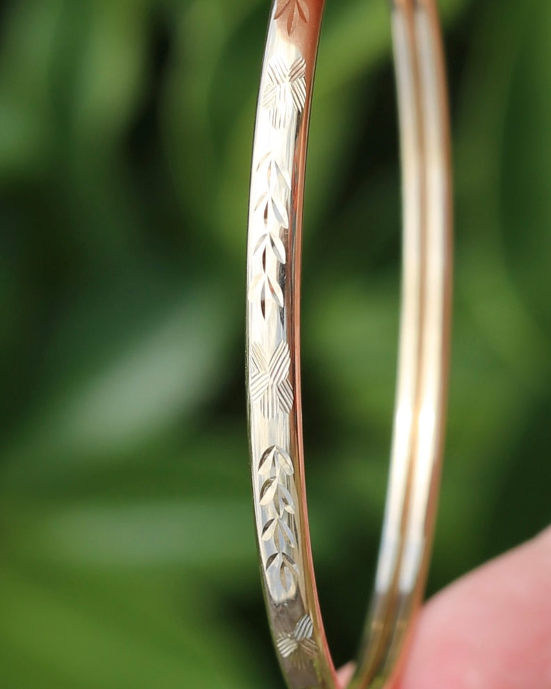 Decorative Engraved Oval 9ct Coil Bangle with Safety Clasp, British Made, 9ct Yellow Gold,4.41g