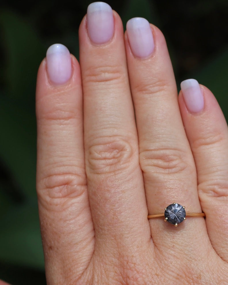 1.35 Lavender Grey Spinel Solitaire, 6 Claw setting, 9ct Yellow Gold, size 9.75 or just over T, 1.72g