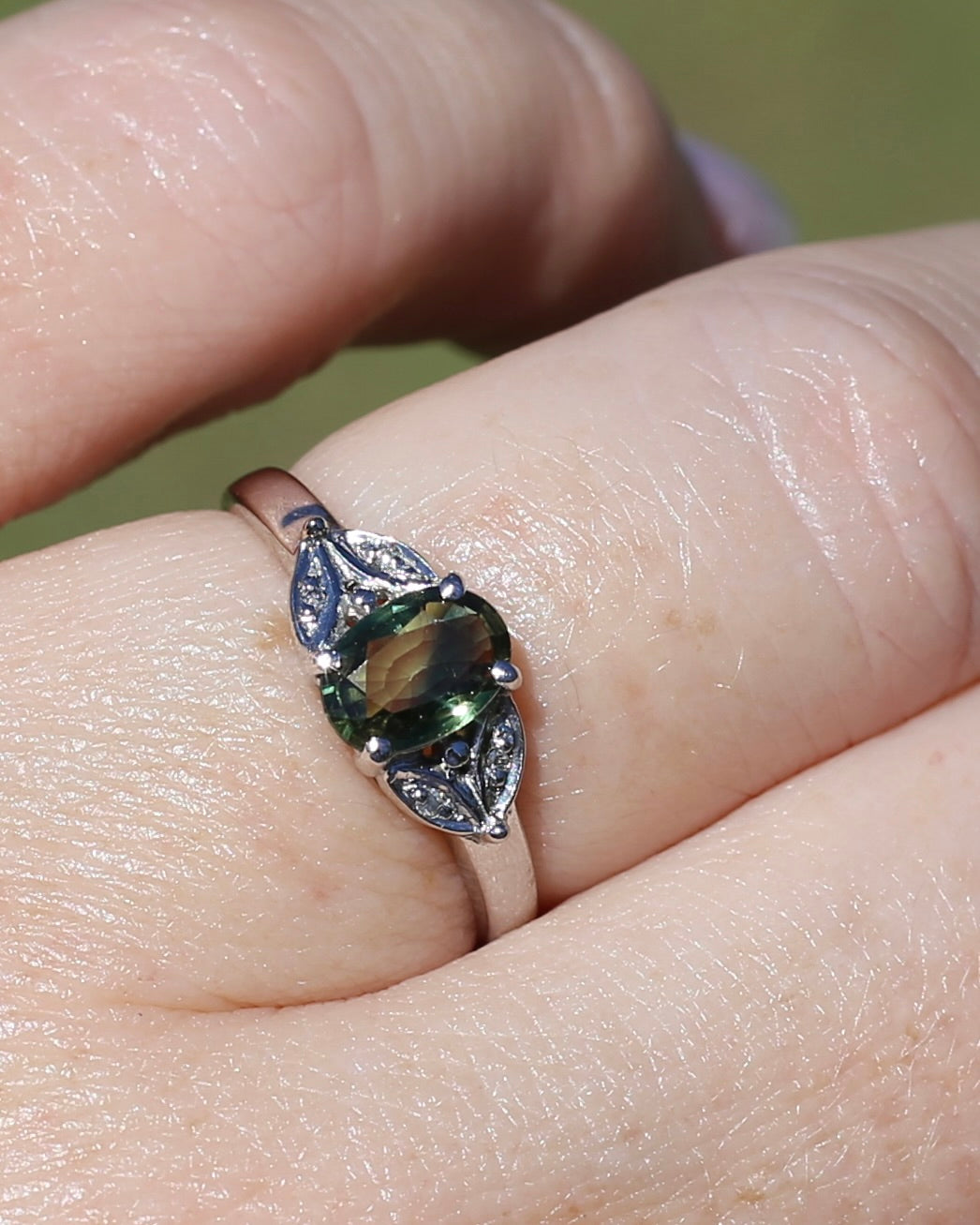 0.8ct Parti Sapphire and Single Cut Diamond Ring, 9ct White Gold, size N or just over 6.5, 2.00g
