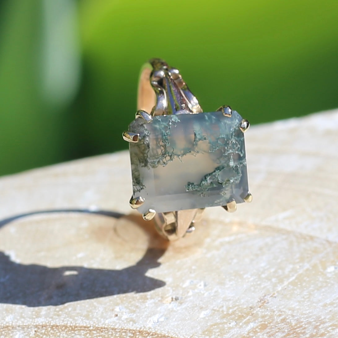 4.95ct Emerald Cut Moss Agate Ring with Fabulous Double Claws, 9ct Older Rosey Gold, size N1/2 or 6.75