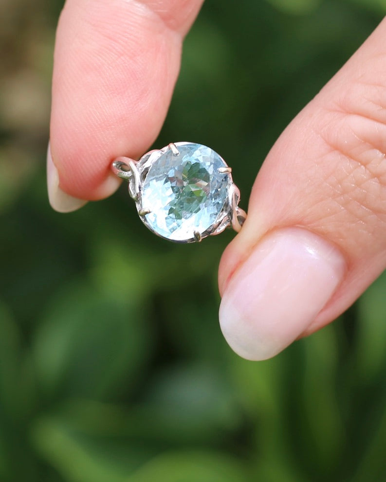 3.2ct Oval Natural Aquamarine in Celtic Inspired 18ct White Gold Ring, size L1/2 or 6, 3.11g