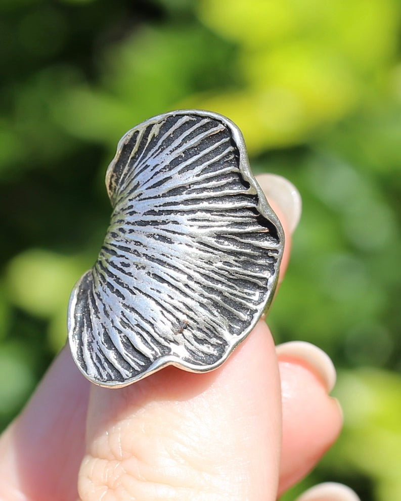Large Petal Leaf Rustic With Dark Engraved Ridges, Sterling Silver, 8.5g, size M1/2 or 6.5 (fits smaller)