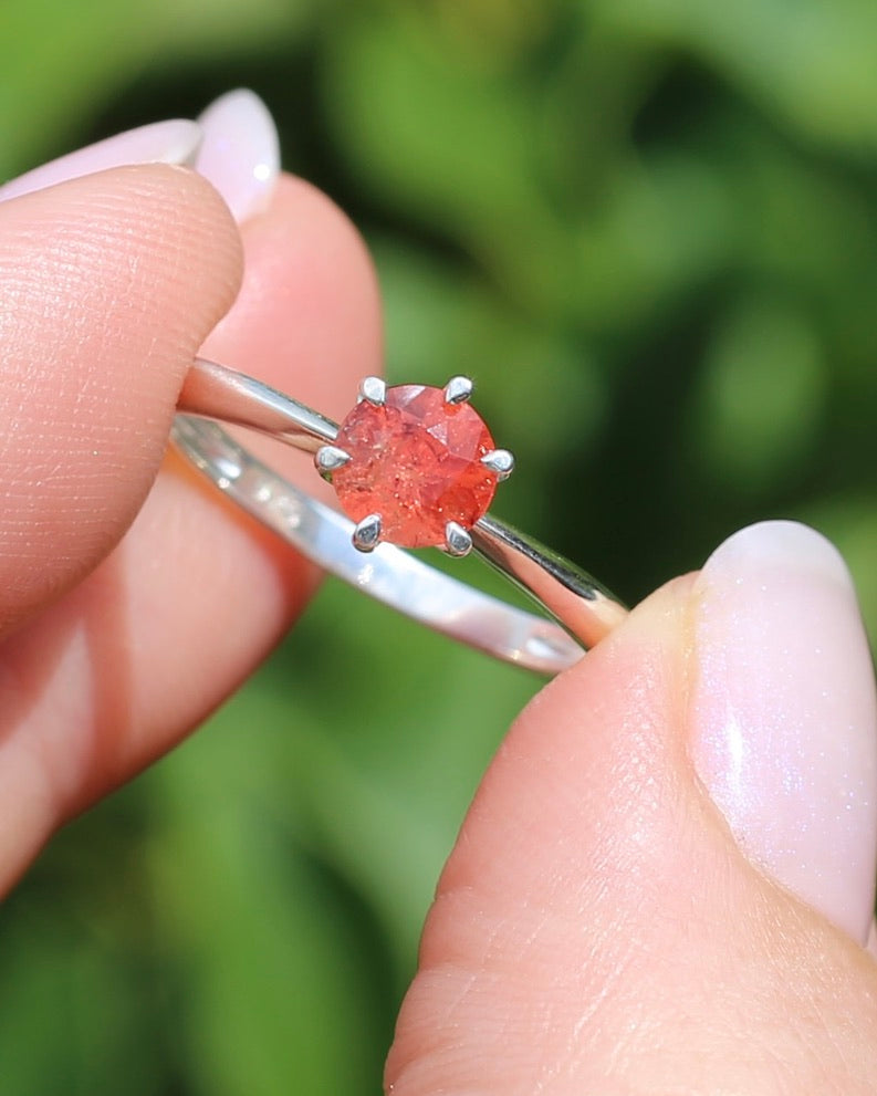 0.9ct Peach Spinel in 6 Claw Solitaire Ring, Sterling Silver, size Q1/2 or 8.25, 1.94g