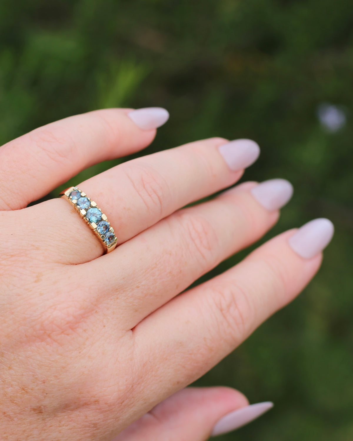 1.15ct Blue and Yellow Parti Sapphire Five Stone Ring in Angular Settings, 9ct Yellow Gold, size O or 7.25, 2.78g