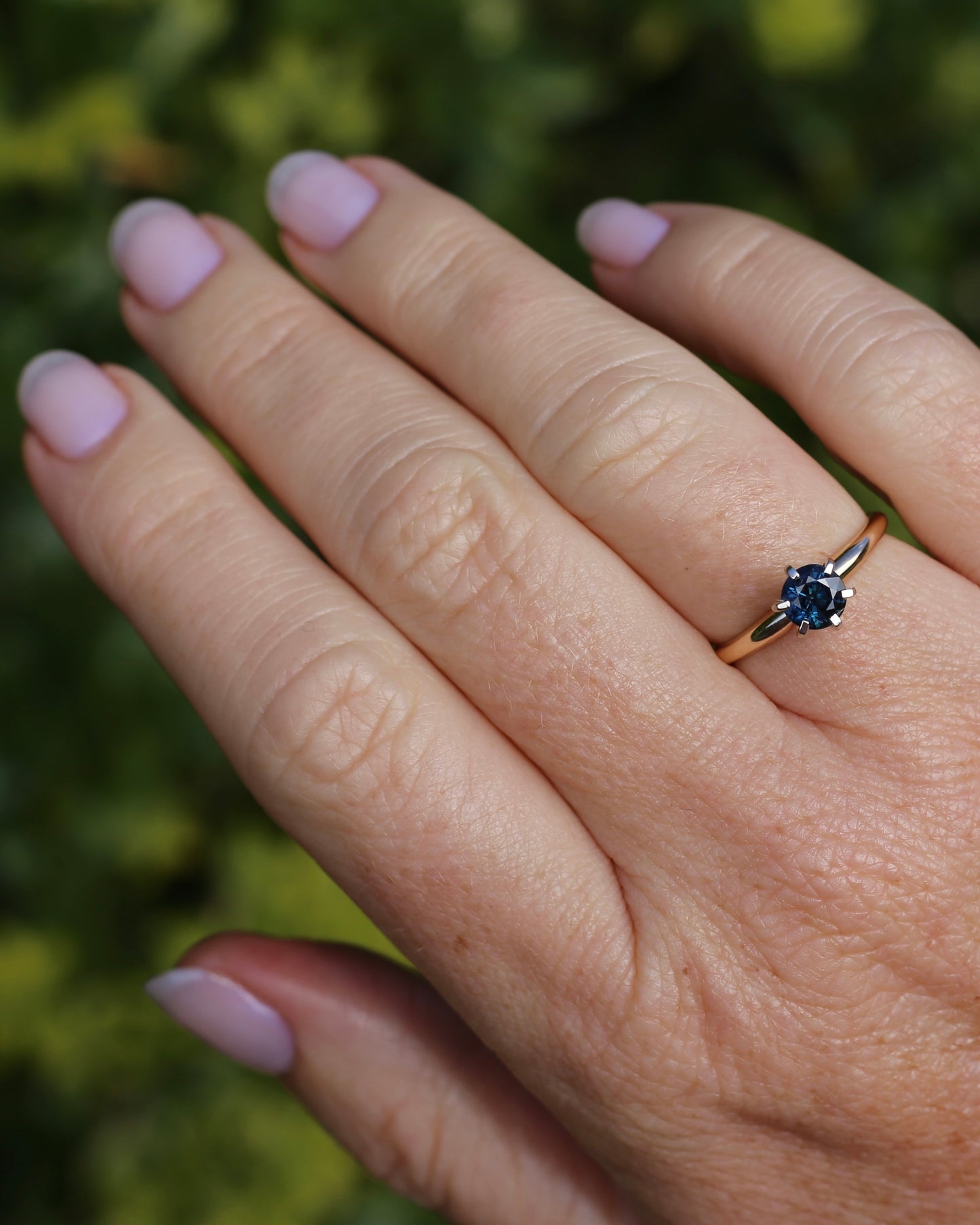0.8ct Natural Teal Blue Sapphire in 14ct 6 Claw White Gold Setting on 14ct Yellow Gold Band, size N1/2 or just under 7, 2.51g