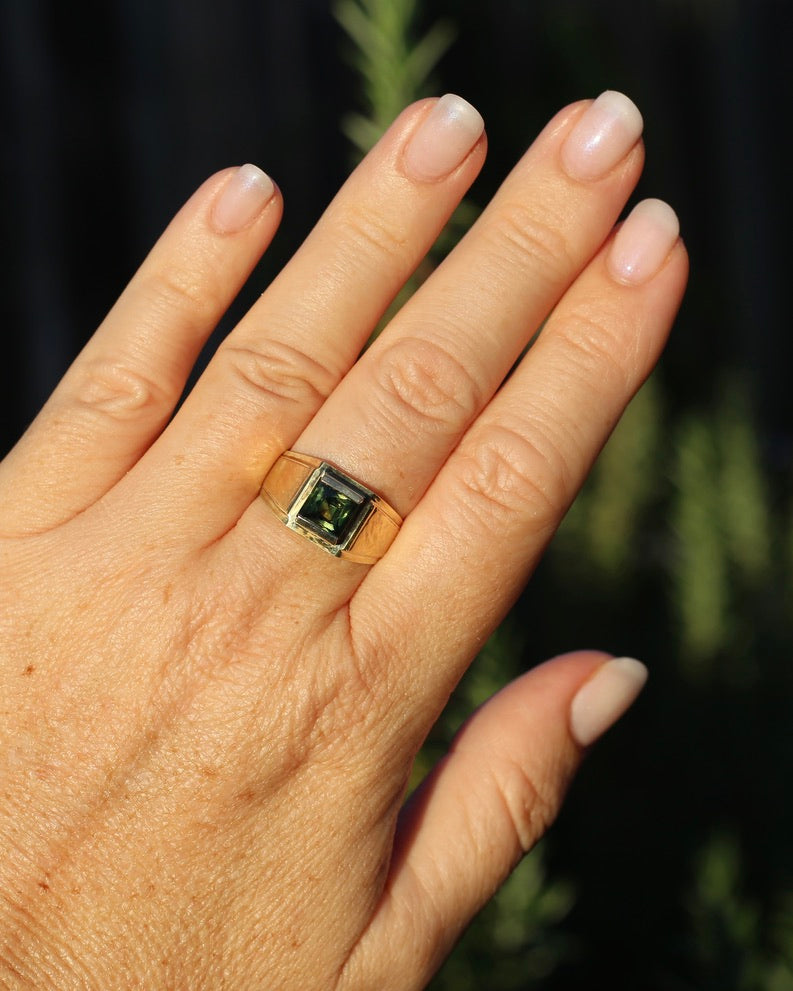 Circa 1950s 2.05ct Natural Unheated Parti Sapphire Signet Ring, 18ct Yellow Gold, size T1/2 or just under 10, 6.59g