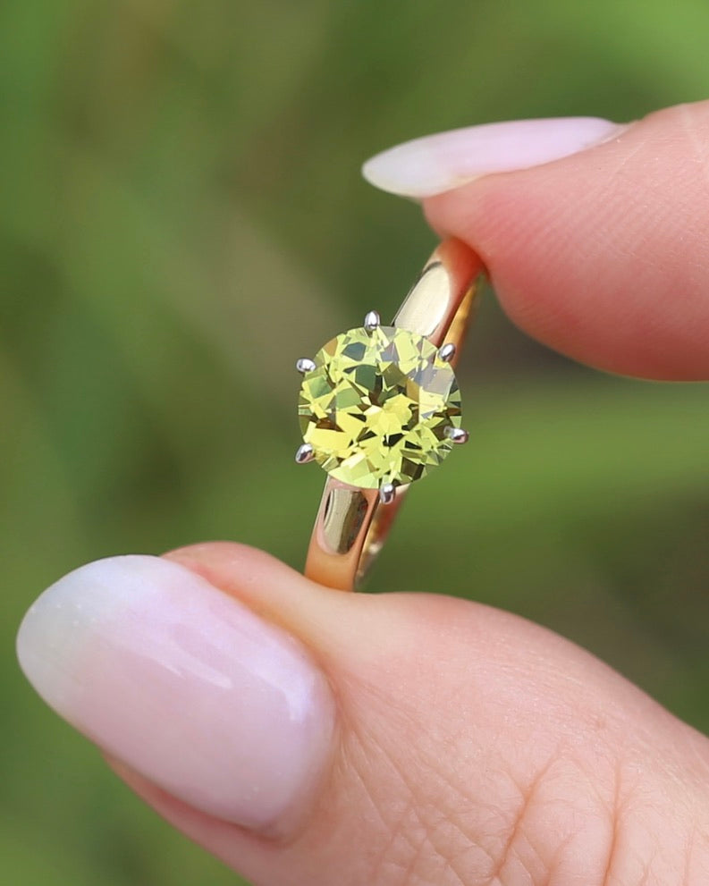 Breathtaking 2.59ct Natural Greenish Yellow Sapphire in Vintage 6 claw Mixed Metal 14ct Gold, 14ct White and Yellow Gold, size O or just over 7, 3.61g, with valuation