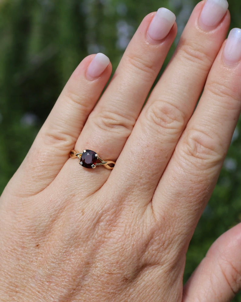 1.35ct Cushion Cut Deep Red Natural Spinel, 18ct Yellow Gold, size M1/2 or just under 6.5, 3.75g